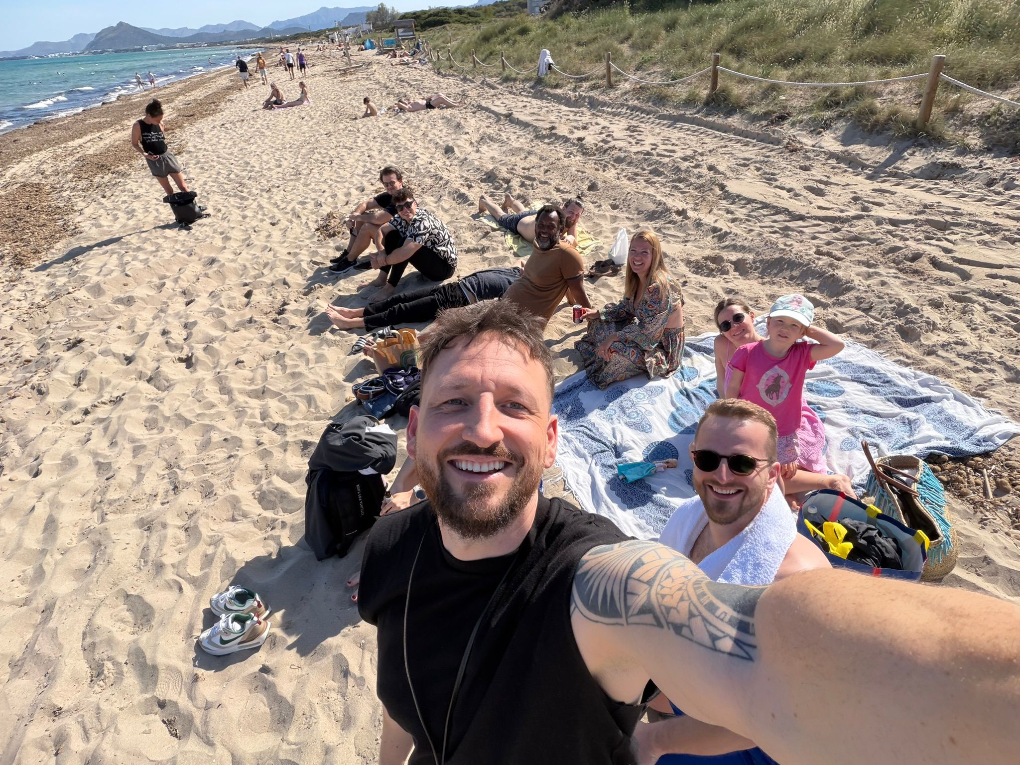 JustClose Team am Strand auf Mallorca