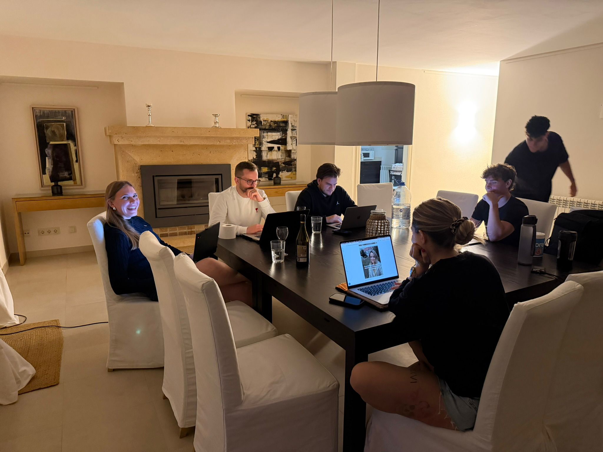 JustClose Team beim Arbeiten in der Villa