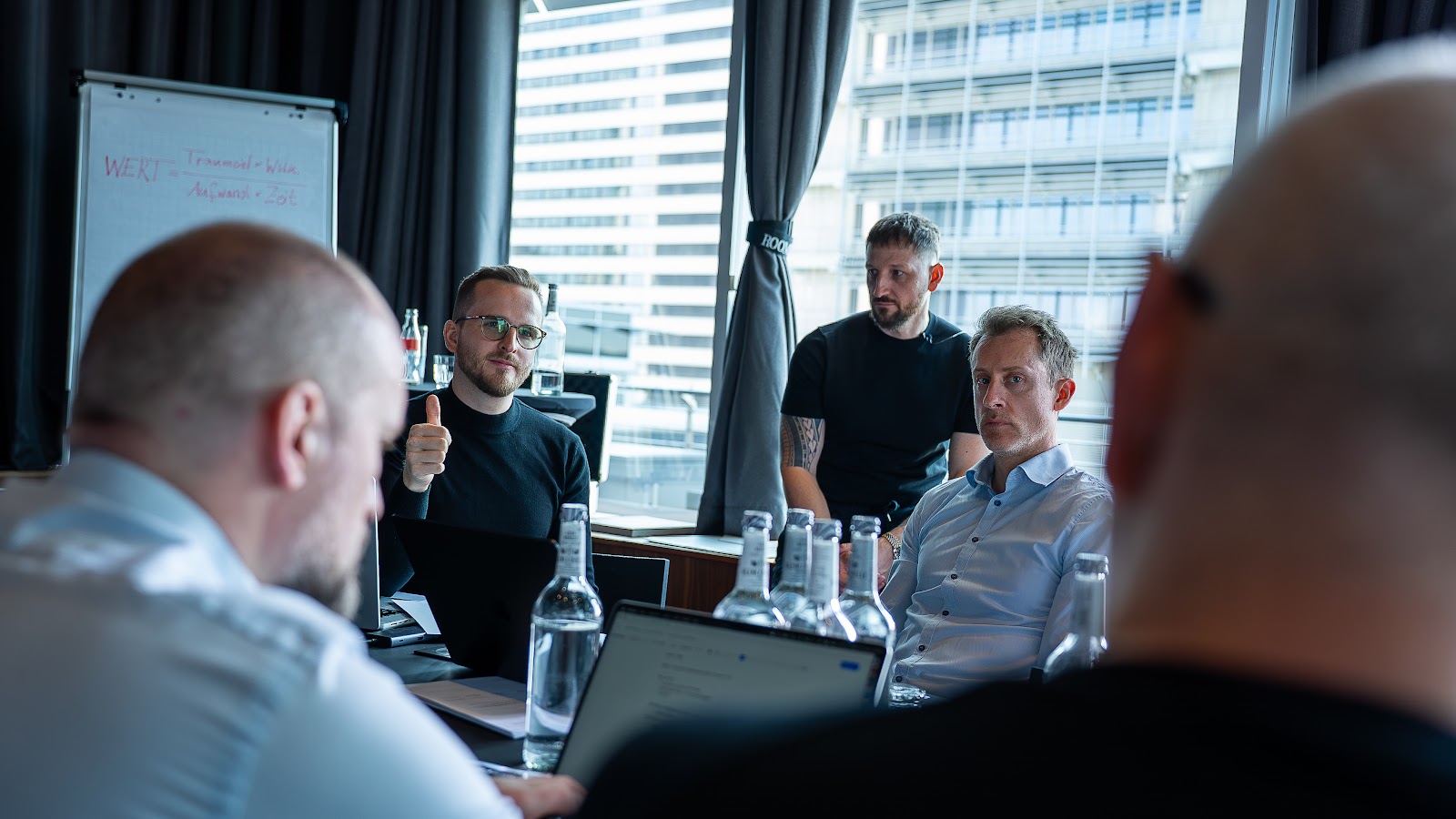 JustClose Team mit Kunden im Workshop