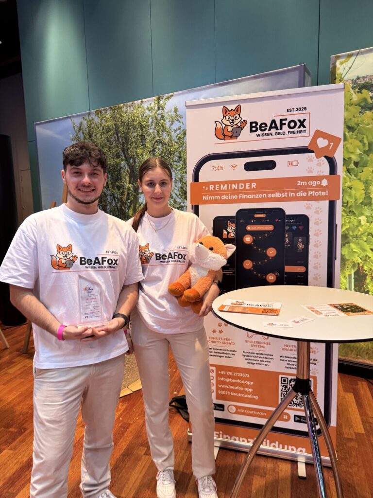Bild von beiden Gründern von BeAFox mit dem Startup-Summit Award in der Hand